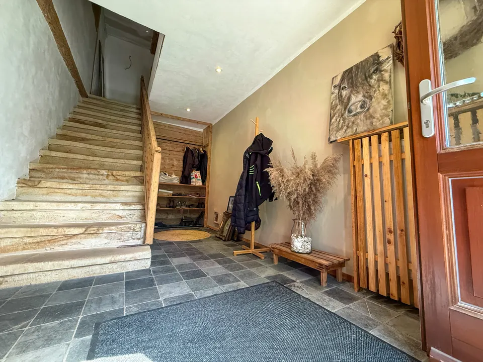 Eingangsbereich mit Sandsteintreppe und Holzgeländer
